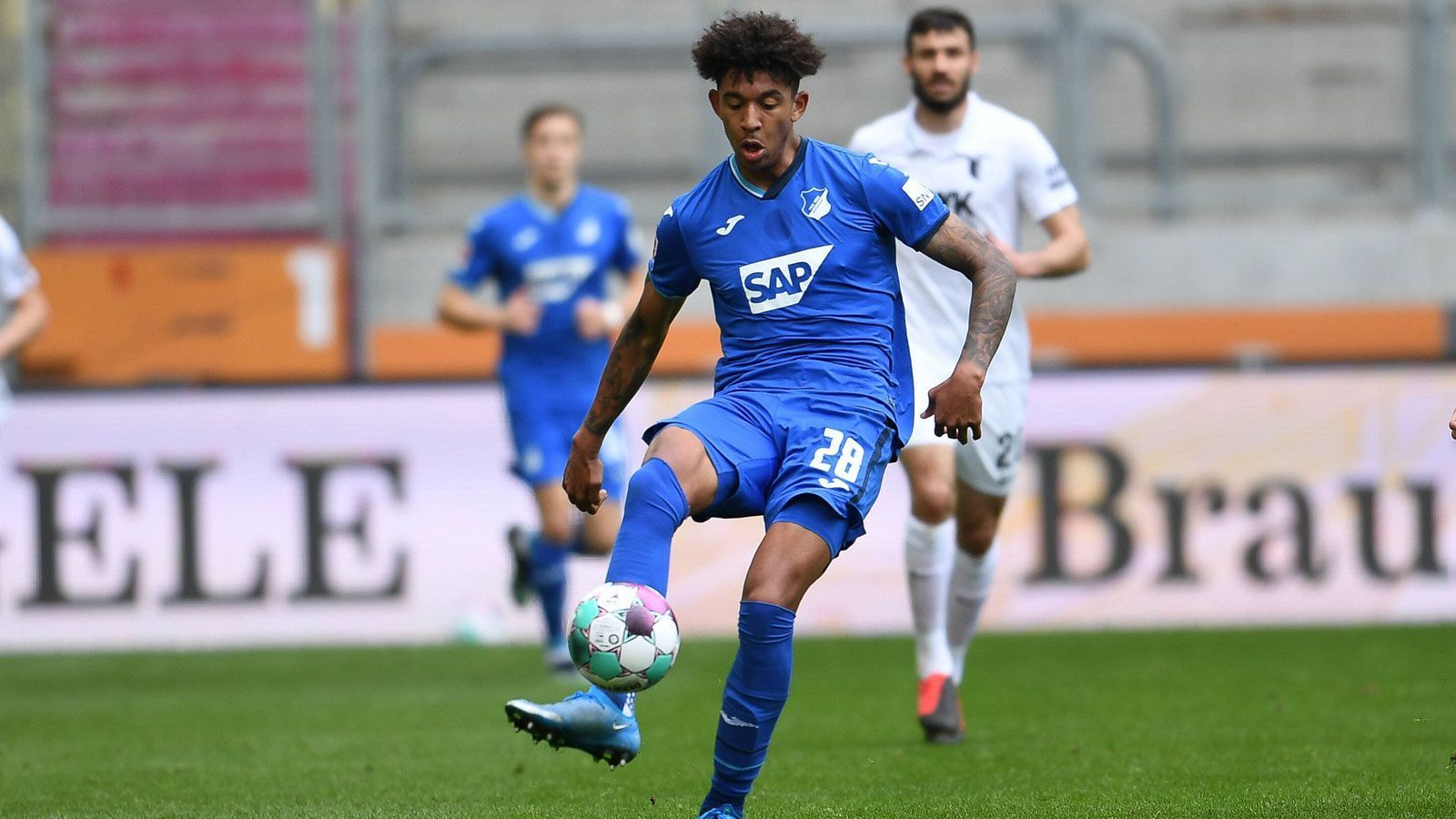 
                <strong>Chris Richards (TSG 1899 Hoffenheim)</strong><br>
                Zwar kam Chris Richards schon während seiner Zeit beim FC Bayern München zu Kurzeinsätzen in der höchsten deutschen Spielklasse, doch seit er sich im Februar auf Leihbasis der TSG 1899 Hoffenheim anschloss, vervielfachte sich die Anzahl seiner Spielminuten in der Bundesliga. Bei den Sinsheimern ist der 21-Jährige unter Sebastian Hoeneß, seinem einstigen Trainer bei der Zweitvertretung des FCB, gesetzt und absolvierte neun Partien (eine Vorlage). "Grundsätzlich ja. Wenn es für mich die beste Option ist, mich weiterzuentwickeln. Aber das wird sich erst im Sommer zeigen", antwortete der Youngster Anfang März auf die Frage nach einem möglichen Verbleib bei der TSG. Zunächst geht es im Sommer aber erstmal zurück zum deutschen Rekordmeister, der die Entwicklung seines Abwehrspielers mit Wohlwollen verfolgen dürfte.
              