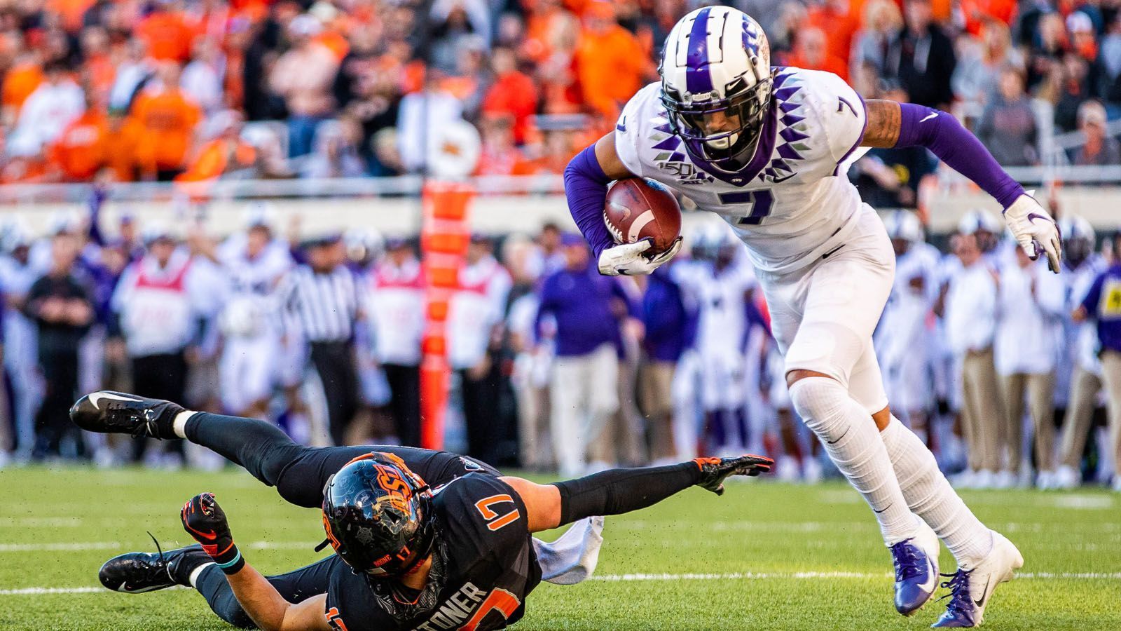 
                <strong>Trevon Moehrig (Safety, TCU)</strong><br>
                Ein weiterer Free Safety, der in der 1. Runde ausgewählt werden dürfte, ist Trevon Moehrig. Er bringt herausragende Fähigkeiten in der Passverteidigung mit, fing in den vergangenen drei College-Spielzeiten sieben Interceptions. Er hält sich gerne in der Mitte des Feldes auf und bringt dabei seine herausragende Spielübersicht zur Geltung. In der Laufverteidigung hat er allerdings noch Luft nach oben.
              