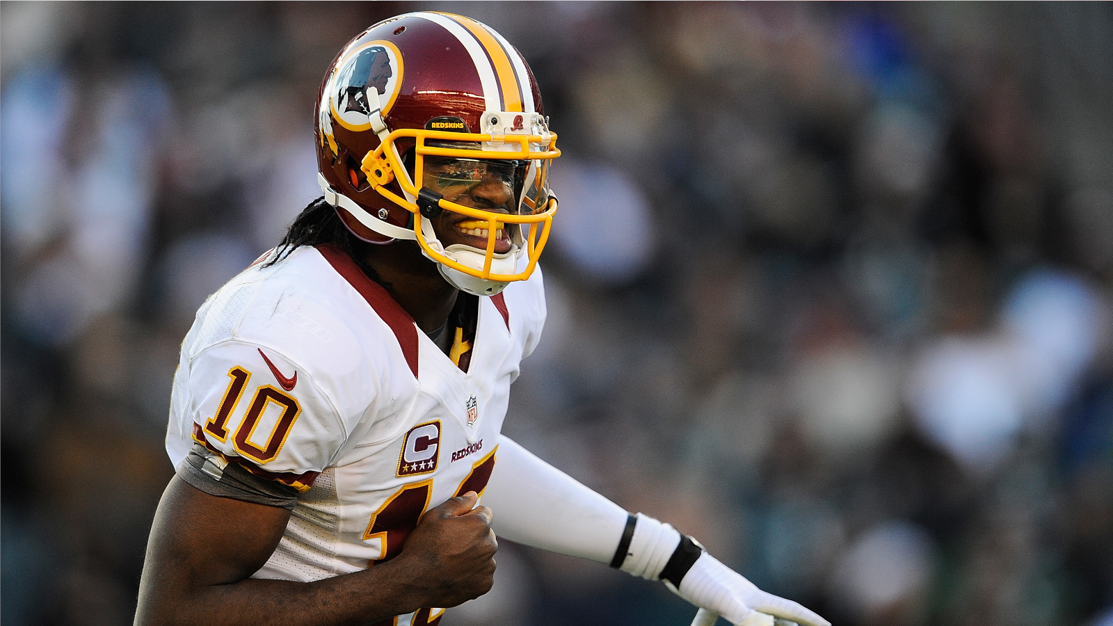 <strong>Platz 27: Robert Griffin III</strong><br>Als Rookie überstrahlte Robert Griffin III bei den Washington Commanders die NFL. Der junge QB wurde direkt in den Pro Bowl und zum Offensive Rookie of the Year gewählt. Griffin konnte passen, aber durch seine Beweglichkeit auch richtig gut laufen. In seiner zweiten Spielzeit zog er sich eine Knieverletzung zu, von der er sich nie ganz erholte. Es folgte der Abstieg und kein einziger Stammplatz mehr.
