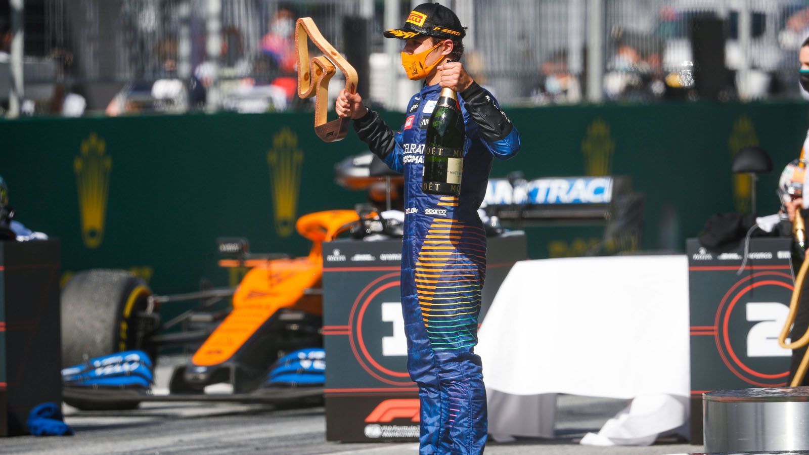 
                <strong>Lando Norris - der junge "Spielberg-Spezialist" will Rennen gewinnen</strong><br>
                Lando Norris steuerte den McLaren auf den 3. Platz, fuhr zudem die schnellste Runde und war somit die große Überraschung des Saisonauftakts. Für den 20-jährigen Briten ist dies der größte Erfolg seiner jungen Formel-1-Karriere gewesen. McLaren-Teamchef Andreas Seidl lobt: "Wie wir erwartet haben, hat er sich entwickelt, hat als Fahrer einen Schritt nach vorne gemacht, was du nach einer Rookie-Saison in der Formel 1 auch erwartest." Norris könnte auch im zweiten Rennen schnell unterwegs sein, da ihm der Kurs von Spielberg liegt. Vergangene Saison fuhr er in Österreich auf einen ebenfalls beachtlichen 6. Platz. Zu seinen weiteren Plänen sagt er: "Ich will Rennen gewinnen."
              