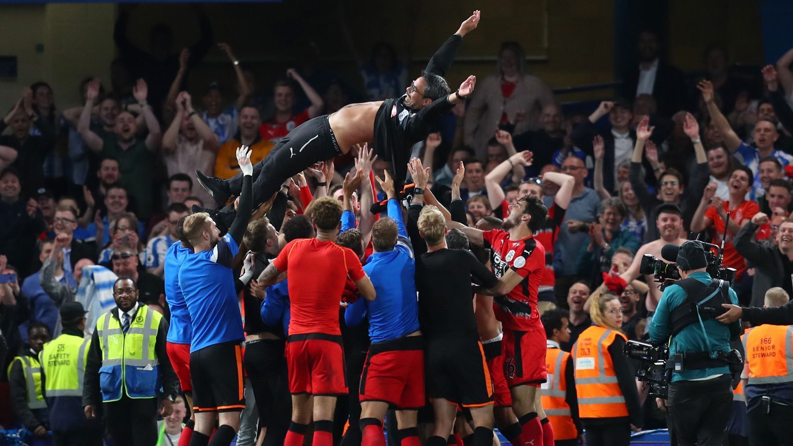 
                <strong>Klassenerhalt 2018 Huddersfield Town in der Premier League</strong><br>
                In der Premier League wurde Huddersfield Town nicht viel zugetraut und von vielen Experten als Absteiger Nummer eins gehandelt. Einen Spieltag vor Saisonende machte Coach David Wagner mit den "Terriers" im Nachholspiel gegen den FC Chelsea den Klassenerhalt perfekt und stieg in Huddersfield endgültig zum Helden auf. In der Saison 2018/2019 trat Wagner aufgrund der Erfolgslosigkeit seines Teams freiwillig zurück und war seitdem vereinslos.
              