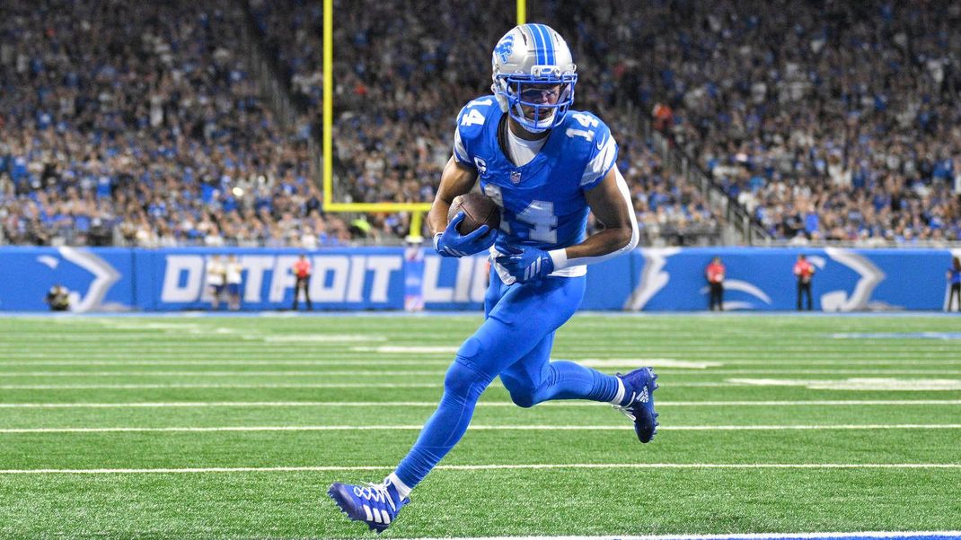 DETROIT, MI - SEPTEMBER 28: Detroit Lions Wide Receiver Amon-Ra St. Brown 14 catches a touchdown pass during the game between Cleveland Browns and Detroit Lions on September 28, 2025 at Ford Field in Detroit, MI  /CSM Detroit United States - ZUMAc04_ 20250928_zma_c04_024 Copyright: xAllanxDranbergx