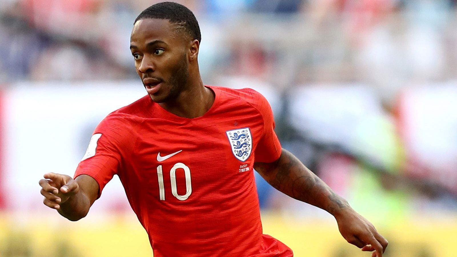 
                <strong>Raheem Sterling</strong><br>
                Technisch vielleicht der beste Spieler in Reihen der "Three Lions", bringt er sein Können dafür aber einfach zu selten auf den Rasen. Hat in der Endphase der ersten Halbzeit gleich zwei Mal die Chance vorzeitig auf 2:0 zu stellen, agiert aber zu eigensinnig und verdribbelt sich in beiden Situationen. Da kann und muss man von einem Spieler wie ihm mehr erwarten können. Ein solider, aber eben kein auffälliger Auftrifft. ran-Note: 3
              