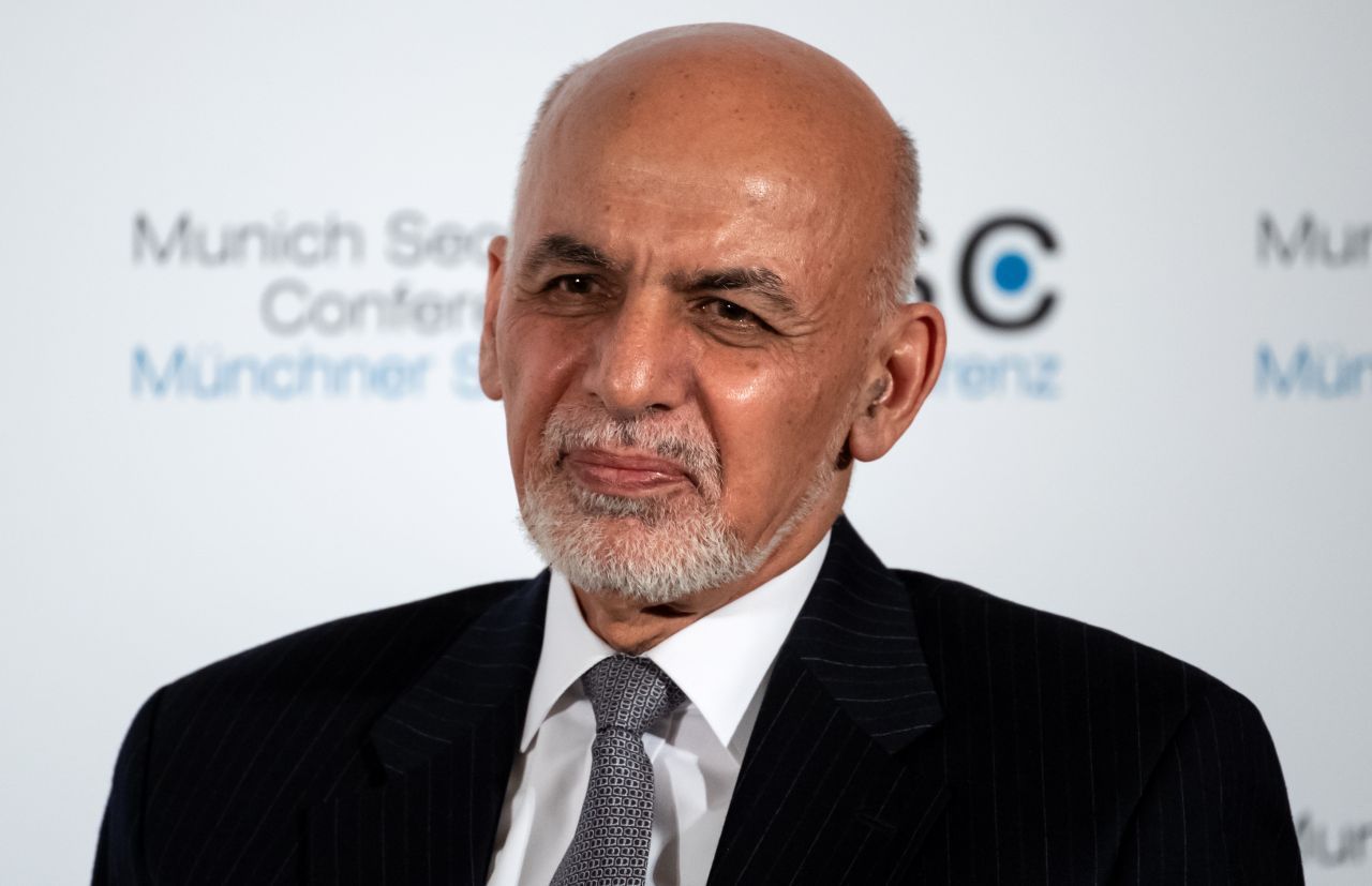 Aschraf Ghani, der Ex-Präsident Afghanistans, floh vor den Taliban und ist derzeit im Exil in den Vereinigten Arabischen Emiraten. Die Terror-Miliz tötete bei ihrer ersten Machtüberahme in den 1990-ern bereits hochrangige Politiker. Dennoch fühlen sich viele Menschen in Afghanistan von dem geflohenen Präsidenten im Stich gelassen.