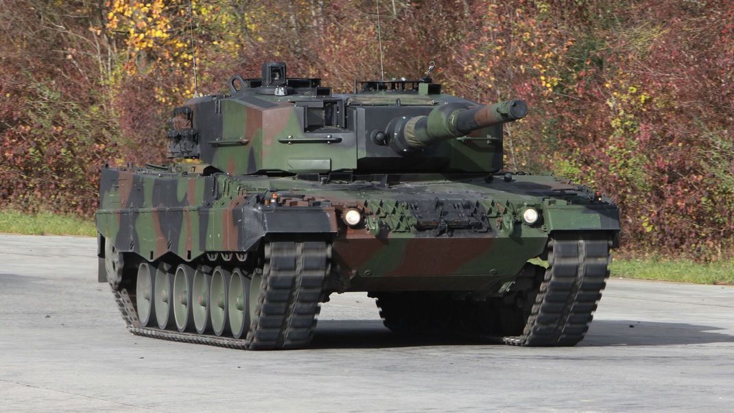 Das Bild zeigt einen Kampfpanzer Leopard 2A4. 