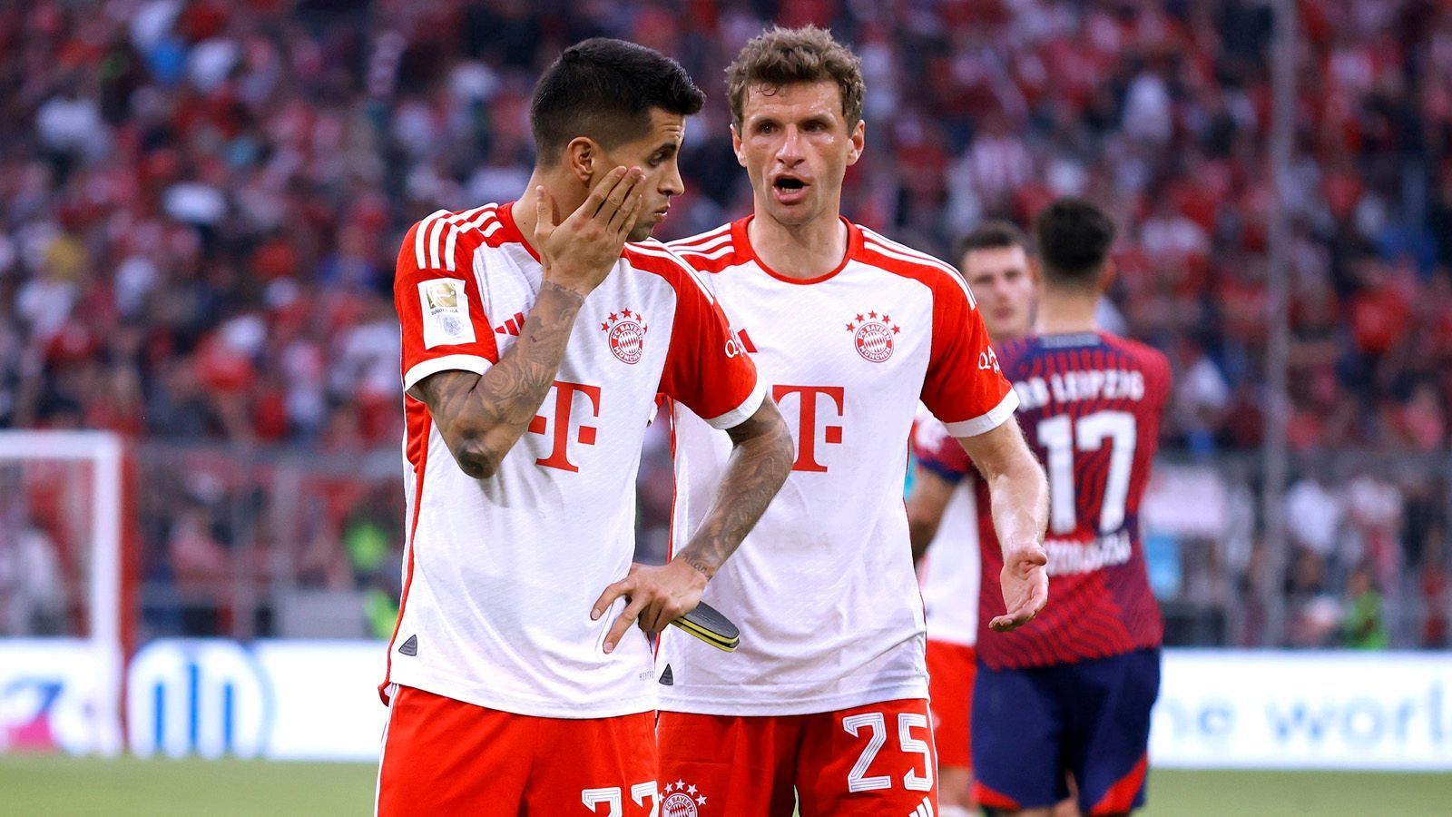 
                <strong>Verlierer: FC Bayern München</strong><br>
                Man könnte jeden einzelnen Akteur beim FC Bayern einzeln aufzählen, doch am 33. Spieltag haben alle versagt. Aufgrund einer über weite Strecken desaströsen Vorstellung verlor der Rekordmeister mit 1:3 gegen RB Leipzig und verspielte damit auf der Zielgeraden wohl die Meisterschaft. Das Horrorszenario mit einer Saison ohne Titel wird immer wahrscheinlicher. Alle Beteiligten wirkten nach der Partie ratlos. Am letzten Spieltag können die Bayern jetzt nur noch hoffen, müssen auf jeden Fall beim 1. FC Köln gewinnen.
              