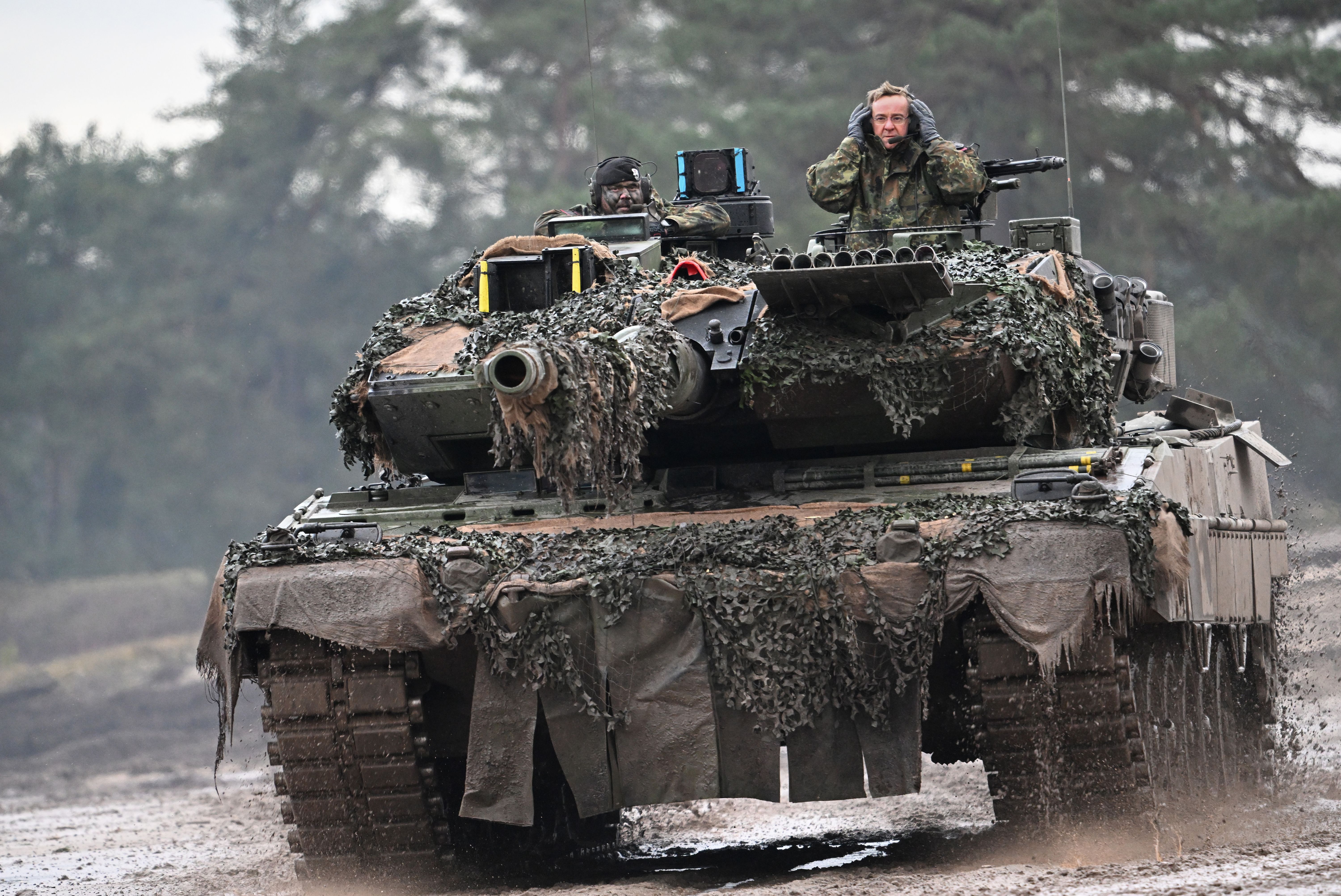 1. Februar 2023: Der neue Verteidigungsminister Boris Pistorius (SPD) während einer Präsentation im Turm eines Leopard 2A6. Nach der Entscheidung der Bundesregierung zur Lieferung von 14 Leopard-2-Panzern an die Ukraine informierte er sich über die Leistungsfähigkeit des Waffensystems. 
