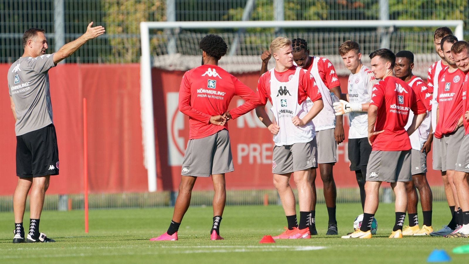 
                <strong>Mainz 05</strong><br>
                Probleme bei Identifikation und Integration haben in der vergangenen Saison für Missstimmung in Mainz gesorgt. Das soll sich ändern. Dringend. "Wir haben auch die Spieler darauf angesprochen, dass ein Aspekt der Identifikation und Integration die Sprache ist", sagte Trainer Achim Beierlorzer. Sportvorstand Schröder erklärte, man werde von den Profis "noch mehr einfordern, sich auf deutsch zu artikulieren und Deutsch zu verstehen. Wenn einer das Gefühl hat, dass es bei uns Provinz ist, dann ist er hier falsch. Wir sind alles andere als Fußball-Provinz. Wir sind ein gewachsener Standort", so Schröder. 
              