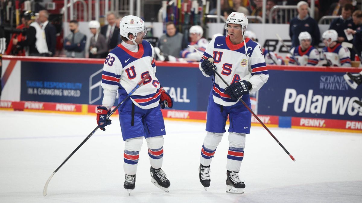 v.l. Connor Garland (USA 83), Clayton Keller (USA 09) Deutschland vs. USA, Eishockey, Testspiel, WM Vorbereitung, Spielzeit 2024 2025, 04.05.2025 Deutschland vs. USA, Eishockey, Testspiel, WM Vorbe...