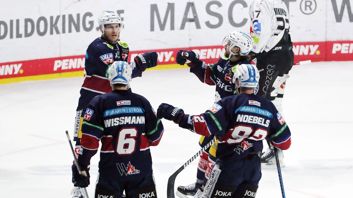 li. Leonhard Pföderl jubelt nach 1:0 mit Teamkollegen Freude Emotion Jubel Eishockey Penny DEL Deutsche Eishockey Liga Playoff Finale 2.Spiel Saison 2023 2024 19.04.2024 EHC Eisbären Berlin EBB vs....