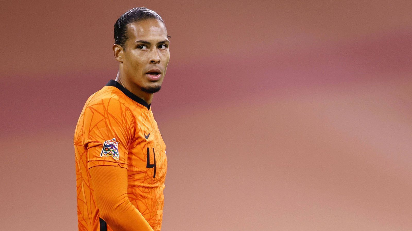 
                <strong>Virgil van Dijk (Niederlande)</strong><br>
                Schon längere Zeit standen die Gerüchte über ein EM-Aus von Virgil van Dijk im Raum, mittlerweile ist es offiziell: Die Niederlande muss auf den Abwehr-Star verzichten. Nach seinem Kreuzbandriss im Oktober letzten Jahres will der Innenverteidiger vom FC Liverpool sich auf seine Reha konzentrieren. Dies teilte van Dijk am Mittwoch auf der offiziellen Website des Klubs mit: "Ich habe das Gefühl, dass es körperlich die richtige Entscheidung ist, nicht mit zur Europameisterschaft zu fahren und mich in der Sommerpause auf die letzte Phase meiner Reha zu konzentrieren." Das realistische Ziel sei es, zur Vorbereitung mit den "Reds" wieder fit zu sein.
              