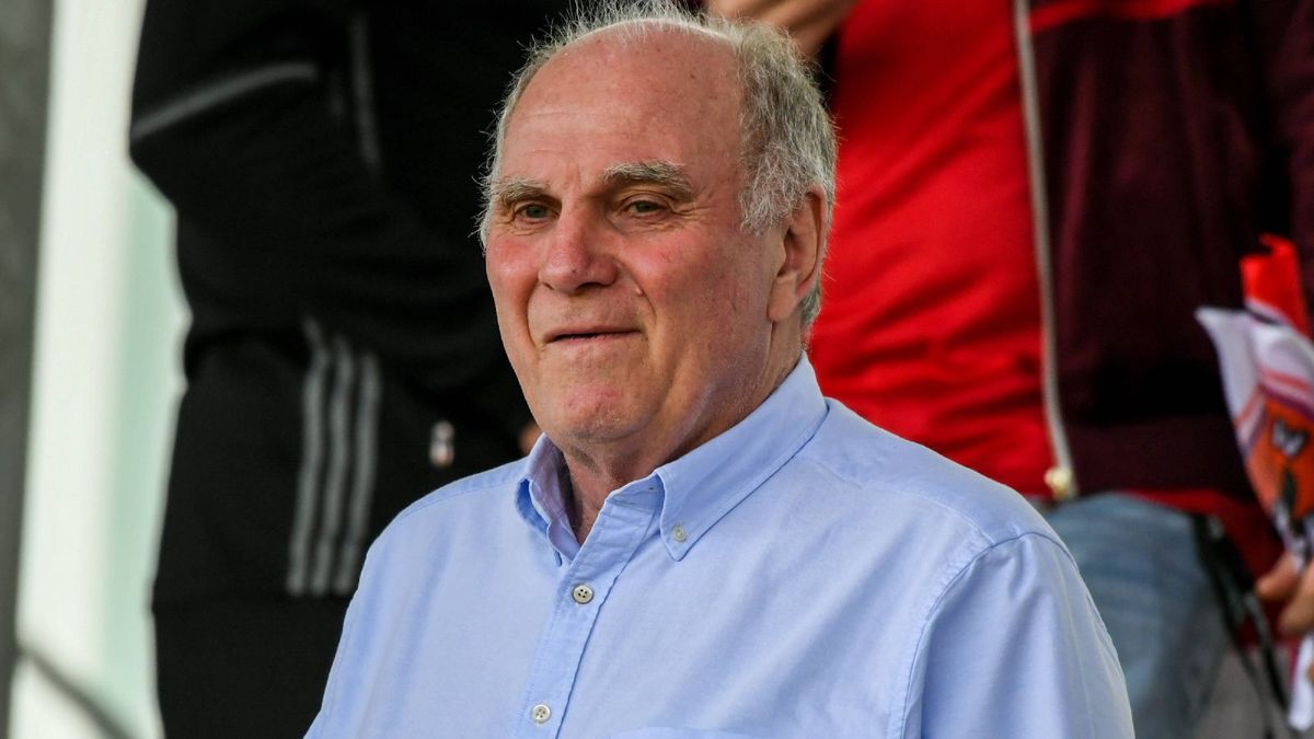 Uli Hoeneß grinst