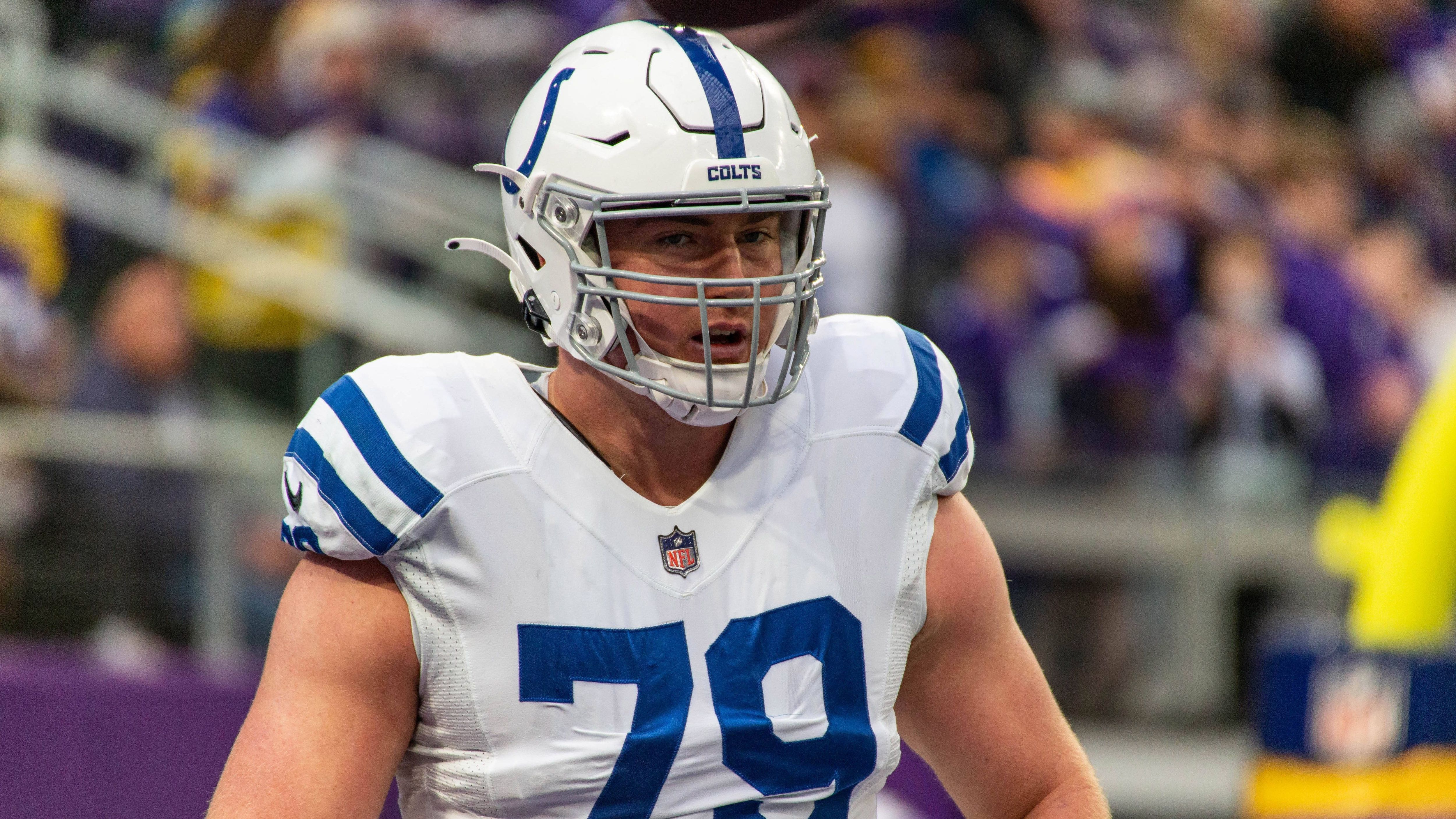 
                <strong>AFC South: Indianapolis Colts - Offensive Tackle Bernhard Raimann</strong><br>
                Der Österreicher Bernhard Raimann hatte einen der ungünstigsten Einstiege in die NFL, den man als Offensive Lineman überhaupt erleben kann. In Woche fünf gegen die Denver Broncos wurde er gleich vier Mal mit einer Flagge für Holding bestraft, als er mehrfach versuchte, sich nicht düpieren zu lassen. Zusätzlich ließ er in diesem Spiel fünf Mal Quarterback Pressures zu, was den Eindruck vermittelte, dass seine Gewöhnungsphase an das Niveau in der NFL doch einige Zeit dauern würde. In der Folge stabilisierte sich der Drittrundenpick des Vorjahres aber im weiteren Saisonverlauf deutlich und erhielt von "Pro Football Focus" ab Woche zwölf eine Top-10-Bewertung unter allen Tackles. Sechs Starts in besagtem Zeitraum mit insgesamt nur 13 zugelassenen Pressures machen Mut für die zweite Saison des 25-Jährigen. Denn die O-Line wackelt nicht erst seit gestern in Indianapolis bedenklich und auch der sonst so dominante Guard Quenton Nelson kühlte merklich ab in seinen Leistungen des Vorjahres. Raimann könnte sich 2023 zu einem dringend benötigten Schlüsselspieler in der Line um den neuen Quarterback-Hoffnungsträger Anthony Richardson aufschwingen.
              