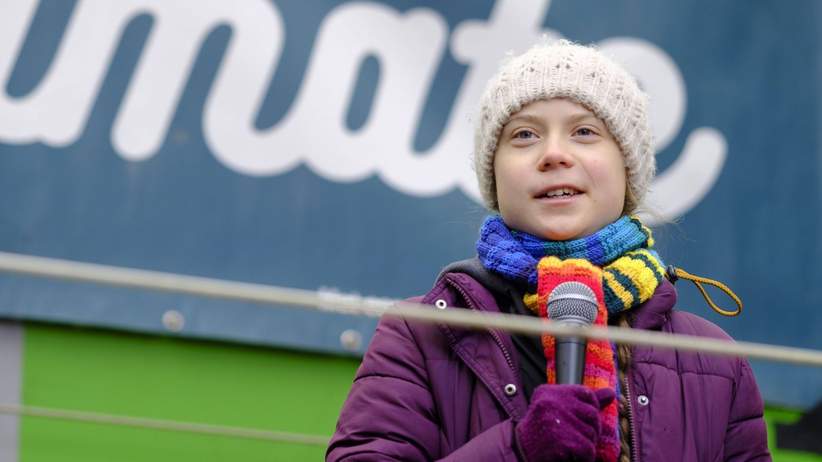 
                <strong>Greta Thunberg wird geboren</strong><br>
                2003 ist außerdem das Geburtsjahr von Klimaaktivistin Greta Thunberg. Im Januar des Jahres erblickt sie in Schwedens Hauptstadt Stockholm das Licht der Welt. Mittlerweile ist sie Friedhelm Funkel in Sachen Bekanntheitsgrad in jedem Fall überlegen.
              