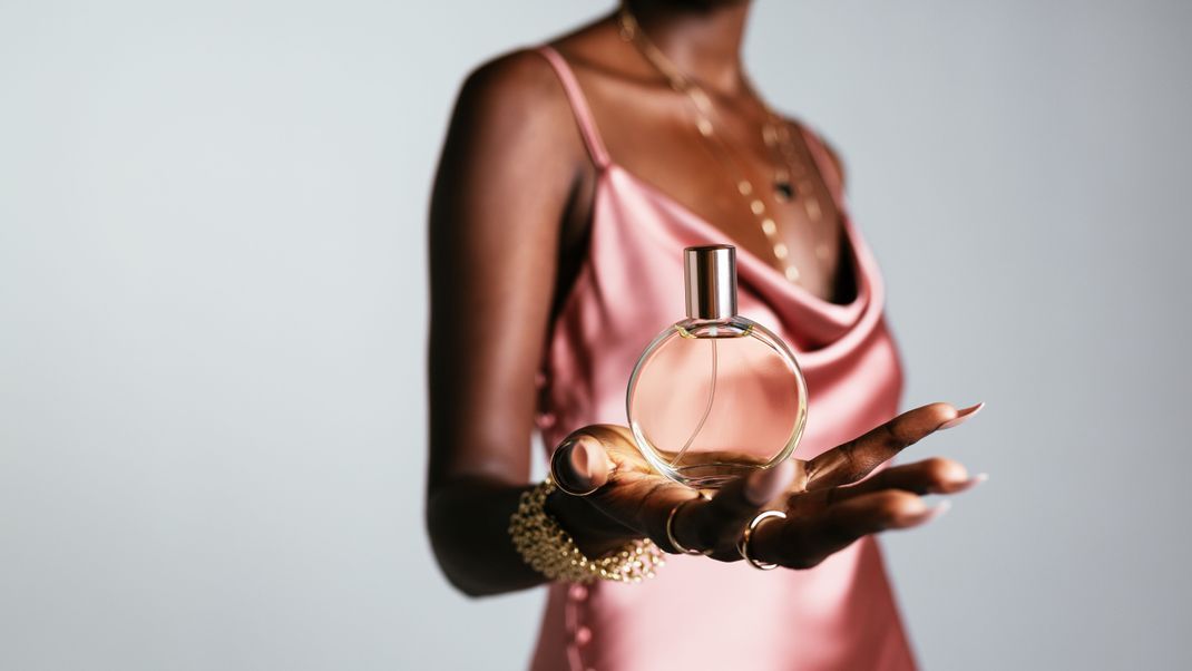 Parfum im Adventskalender ist für Duftliebhaber:innen und alle, die es werden wollen ein Weihnachts-Hit.