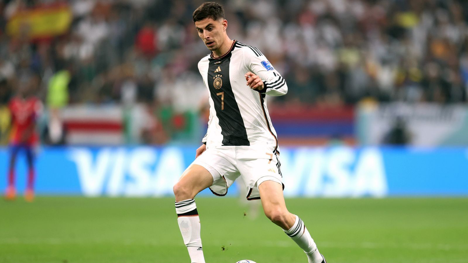 
                <strong>Kai Havertz</strong><br>
                Aufgrund des Mangels an Weltklasse-Stürmern versuchte es Bundestrainer Hansi Flick zum WM-Auftakt gegen Japan mit Kai Havertz im Sturmzentrum. Der Chelsea-Profi konnte dabei nicht überzeugen (ran-Note: 5), saß daher in der Partie danach gegen Spanien 90 Minuten draußen. Zumindest reichte es für den früheren Leverkusen-Star aber zu einem versöhnlichen WM-Abschluss. Gegen Costa Rica kam er als Joker in die Partie und sorgte mit einem Doppelpack für den letztlichen 4:2-Sieg. ran-Durchschnittsnote: 3,50
              