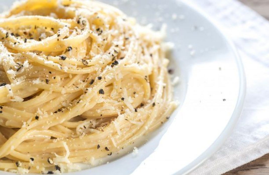 Pasta Cacio Pepe besteht nur aus 3 Zutaten: Pasta, Pecorino-Käse und Pfeffer.