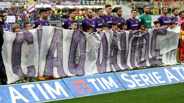 
                <strong>Verabschiedung vom verstorbenen Ex-Kapitän Astori in Florenz</strong><br>
                Die ehemaligen Mitspieler verabschieden sich schon vor Spielbeginn mit einem Transparent ("Ciao Davide").
              