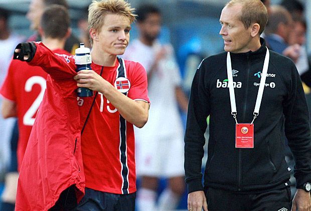 
                <strong>Martin Ödegaard: Das ist Norwegens Wunderknabe</strong><br>
                Ende August feierte Ödegaard beim 0:0 gegen die Vereinigten Arabischen Emirate als bisher jüngster Spieler sein Debüt in Norwegens Nationalmannschaft. Damit übertrifft er sogar Pele und Lionel Messi, die ihren Einstand im Nationaltrikot im Alter von 16 Jahren gaben.
              