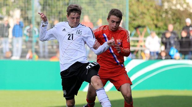 
                <strong>Sturm: Meris Skenderovic</strong><br>
                Sturm: Meris Skenderovic. Christian Wück hofft, dass Meris Skenderovic (li.) in Chile seine "Geheimwaffe" werden kann. Für die Junioren der TSG 1899 Hoffenheim trifft er schon wie verrückt: Sieben Tore in sechs Partien stehen auf seinem Konto. In Chile könnte er zu seinem ersten Einsatz für die deutsche U17 werden. 
              
