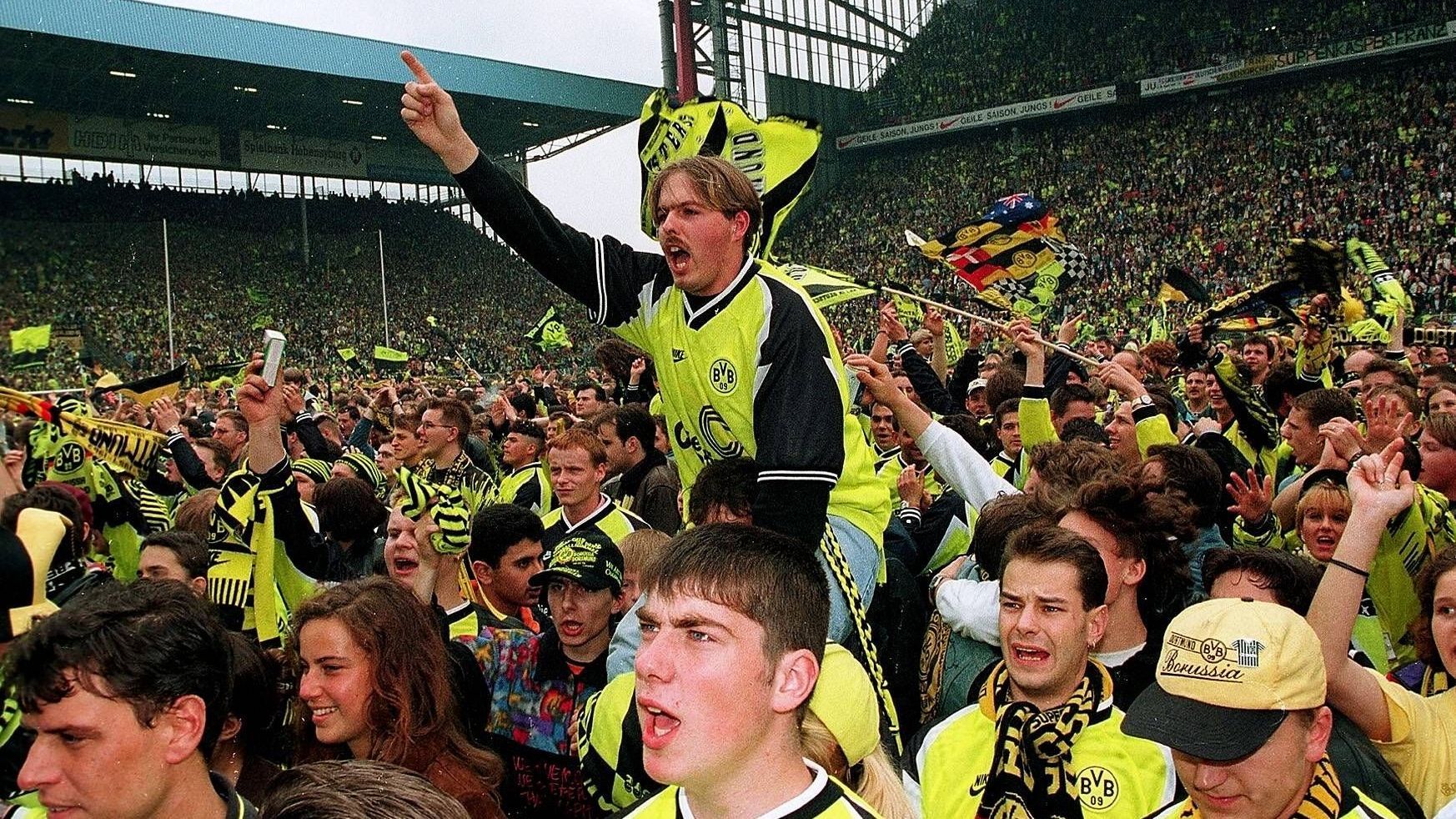 <strong>Borussia Dortmund: Deutscher Meister 1995</strong><br>Unglaublich, aber wahr: Borussia Dortmund feierte erst 1995, also mehr als 30 Jahre nach ihrer Gründung, den ersten deutschen Meistertitel in der Bundesliga. Wer weiß, wie fußballverrückt diese Stadt ist, kann ahnen, was in diesem Jahr in Dortmund los war.