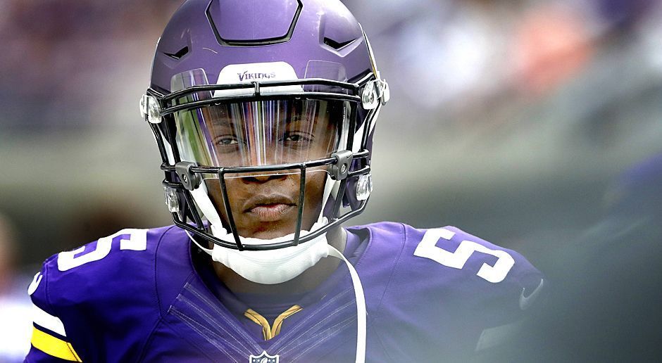 
                <strong>Teddy Bridgewater (Quarterback, Minnesota Vikings)</strong><br>
                Teddy Bridgewater: Für den Vikings-Quarterback ist die Saison gelaufen. Im Training blieb er vor dem ersten Saisonspiel ohne Gegnereinwirkung mit den Stollen im Rasen hängen und verdrehte sein linkes Knie derart stark, dass er sich einen Kreuzbandriss und weitere Schäden im Knie zuzog. Kurz vor Saisonstart reagierte das Team und holte Sam Bradford von den Philadelphia Eagles als Vertretung.
              