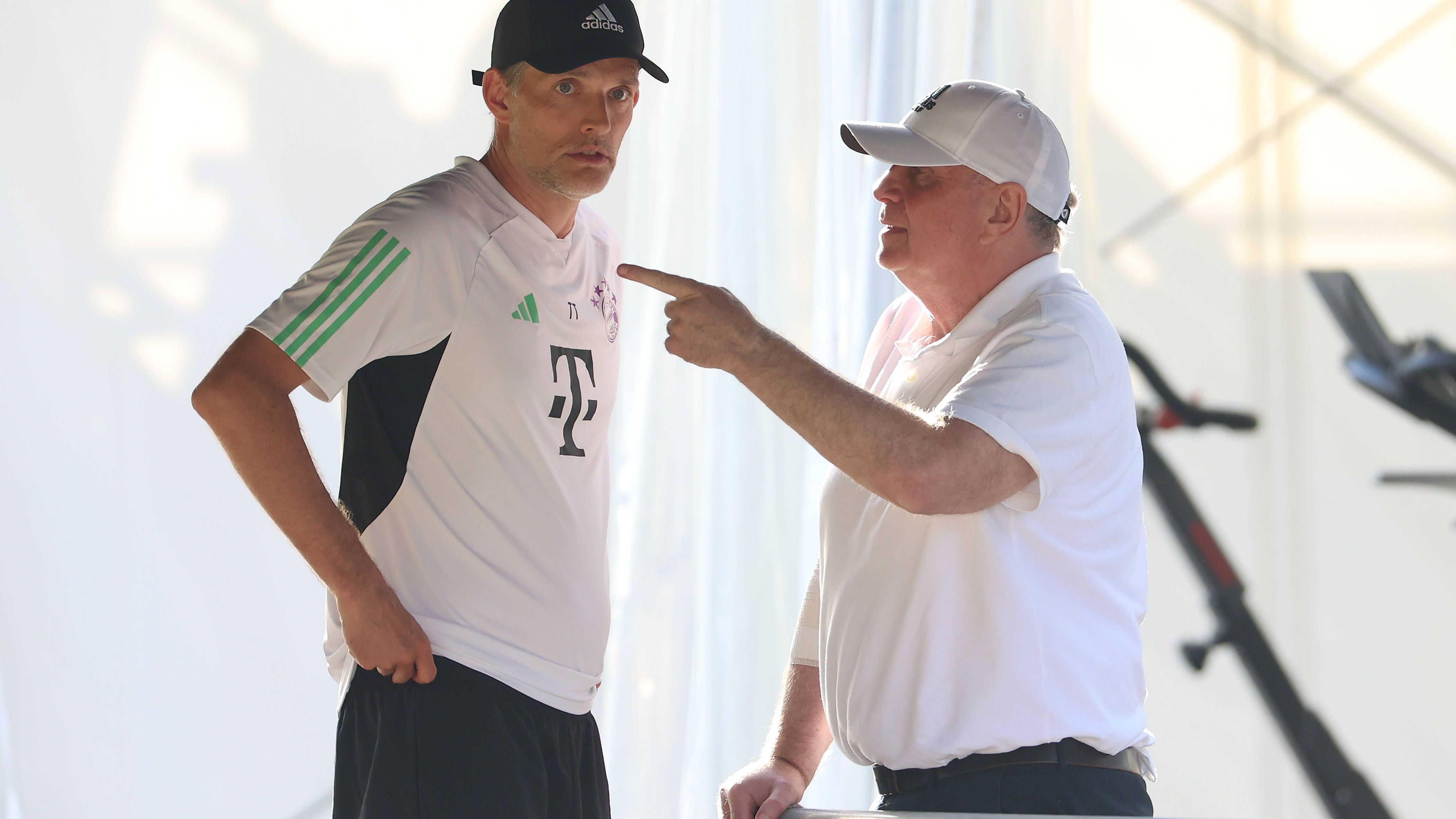 <strong>Last-Minute-Transfers scheitern</strong><br>Abseits des Kane-Deals verlief Bayerns Kaderplanung&nbsp; ernüchternd, vor allem für Trainer Thomas Tuchel. Der Meister-Coach hätte sich im Sommer 2023 noch Verstärkungen für die Abwehr sowie einen defensiv orientierten Sechser gewünscht. Am Deadline Day zerschlugen sich Tuchels Hoffnungen, mehrere Transfers scheiterten kurzfristig.&nbsp;