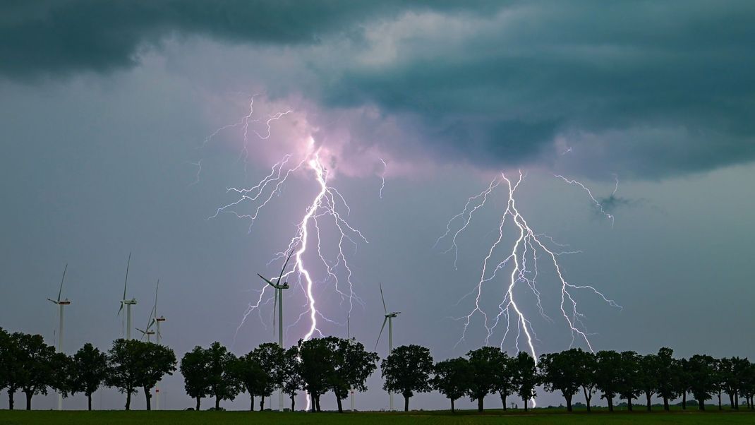 Ein heftiges Unwetter am Sonntag wurde mehreren Familien zum Verhängnis. (Symbolbild)