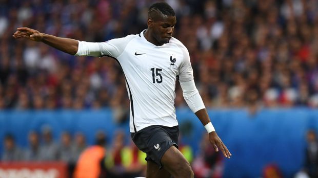 
                <strong>Paul Pogba (Frankreich)</strong><br>
                Zahlen und Fakten II: Eine weitere Stärke fiel vor allem im EM-Gruppenspiel gegen die Schweiz auf: Seine Beidfüßigkeit. Sein rechter Fuß ist der Stärkere. In der ersten Halbzeit aber feuerte er beispielsweise mit links das Leder aus über 20 Meten an die Oberkante der Latte. Yann Sommer wäre machtlos gewesen.
              