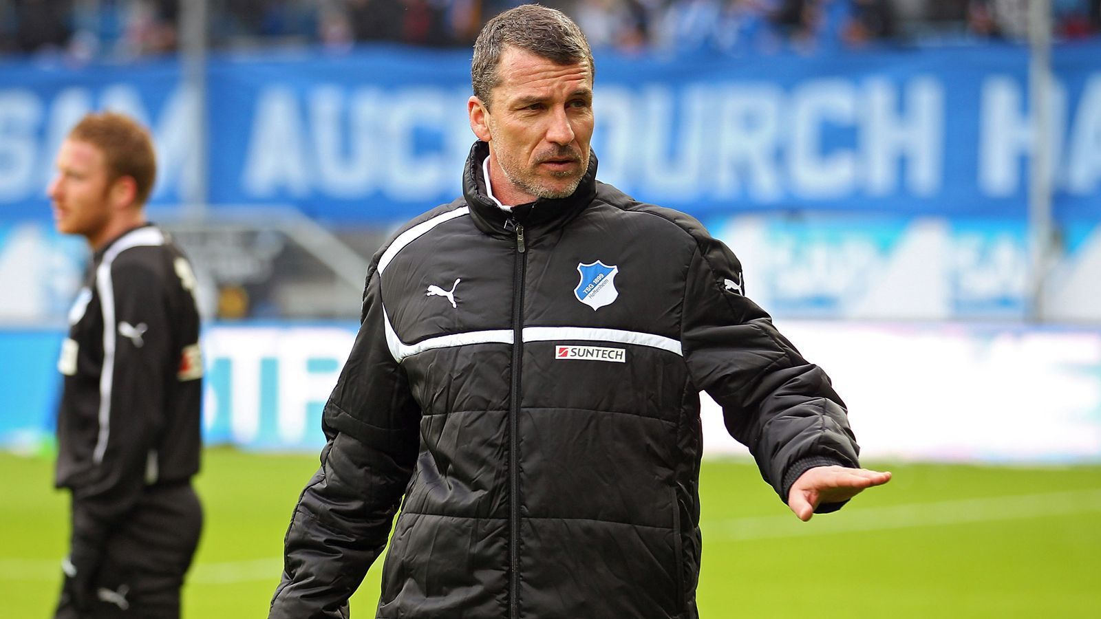 
                <strong>Marco Kurz (1899 Hoffenheim)</strong><br>
                Achtung, ganz schlechter Wortwitz! Die Ehe zwischen Trainer Marco Kurz und 1899 Hoffenheim war eine ganz unglückliche Kurz-Geschichte. Erst im Januar 2013 angetreten, musste der frühere Bundesliga-Profi schon drei Monate später wieder seine Sachen packen. Von den zehn Spielen seiner 90-tägigen Ära konnte Kurz mit der TSG gerade einmal zwei gewinnen und brachte es lediglich auf einen Punkteschnitt von 0,8 pro Begegnung. Da die TSG unter Kurz immer weiter in den Abstiegskampf rutschte, zog der Klub notgedrungen die Reißleine. Unter Nachfolger Markus Gisdol schaffte Hoffenheim den Klassenerhalt, während Kurz danach nie wieder für einen Bundesliga-Klub als Trainer arbeitete. Zuletzt verschlug es den 50-Jährigen sogar nach Australien, derzeit ist der gebürtige Stuttgarter aber vereinslos. 
              