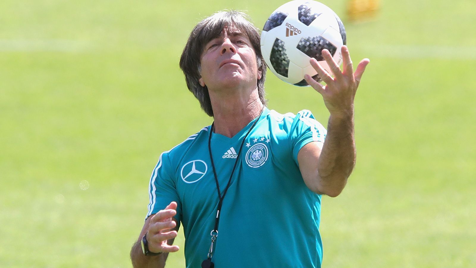 
                <strong>Joachim Löw (deutsche Nationalmannschaft)</strong><br>
                Seit 2006 ist Joachim Löw für die DFB-Auswahl verantwortlich und hat eine Erfolgsgeschichte geschrieben, die mit dem WM-Titel 2014 in Brasilien ihren Höhepunkt erlebte. Seinen Vertrag hat er erst vor wenigen Wochen bis 2022 ausgedehnt. Also deutet nichts auf ein baldiges Ende dieser Love-Story hin. Doch Perez gilt als großer Fan des Badeners, wollte ihn schon vor einigen Jahren nach Madrid locken. Vielleicht ergibt sich jetzt die Chance - bei entsprechendem Ausgang der WM in Russland.
              