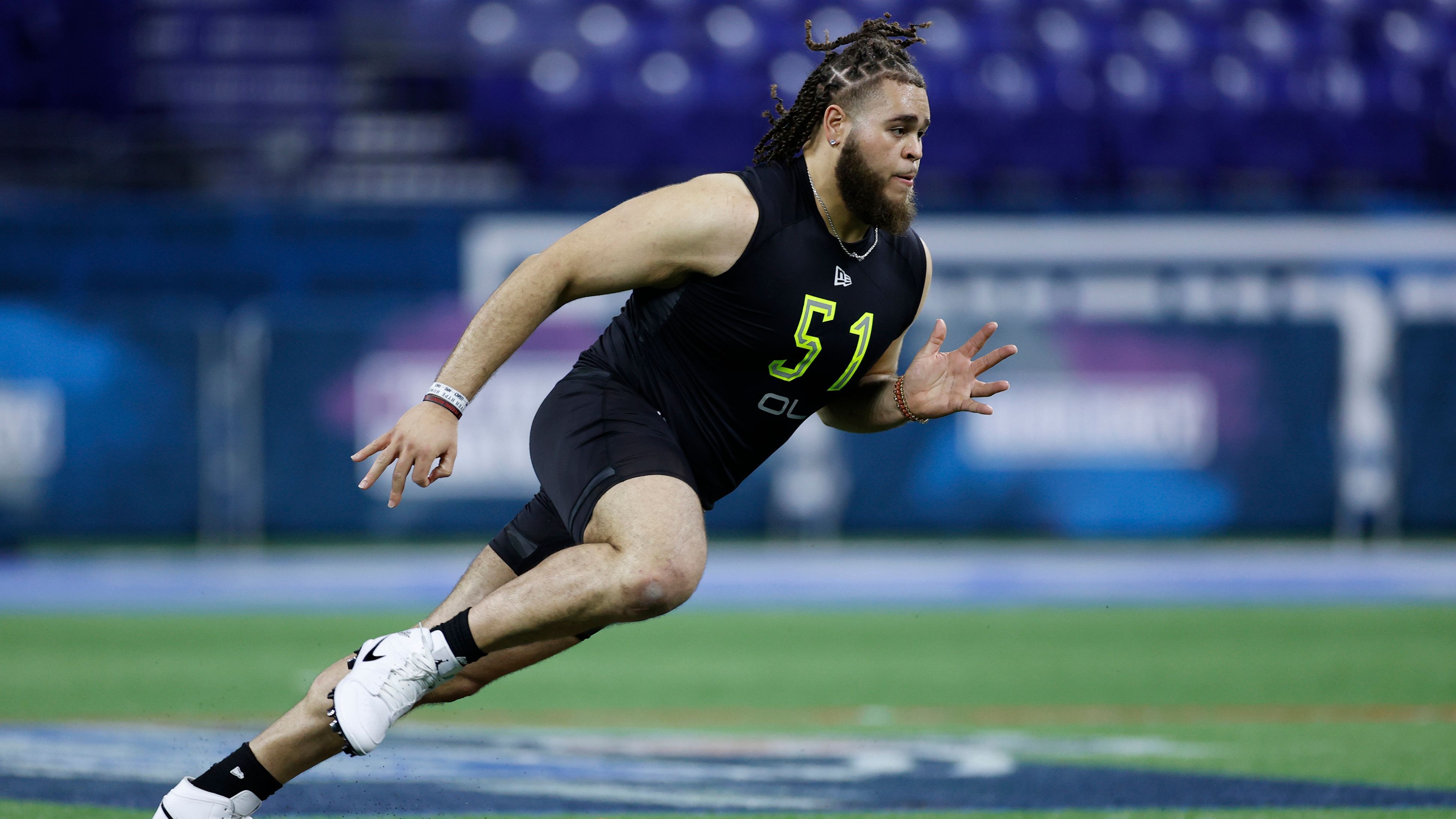 
                <strong>8. Pick - Arizona Cardinals: Jedrick Wills (Offensive Tackle, Alabama)</strong><br>
                Laaaaaangweilig. Drei Tackle in Ickes Mock Draft Top 10. Letztes Jahr hat Arizona einen Quarterback gedrafted mit Kyler Murray. Jetzt stellt man ihm seine neue Schrankwand ins Wohnzimmer. 2,00 Meter und 155 Kilogramm und gerade einen Sack in 700 Snaps hat Wills am College in Alabama zugelassen. Der perfekte Pick! Und selbst wenn die Leitung abraucht und der Pick verstreicht, haben sie noch DeAndre Hopkins.
              