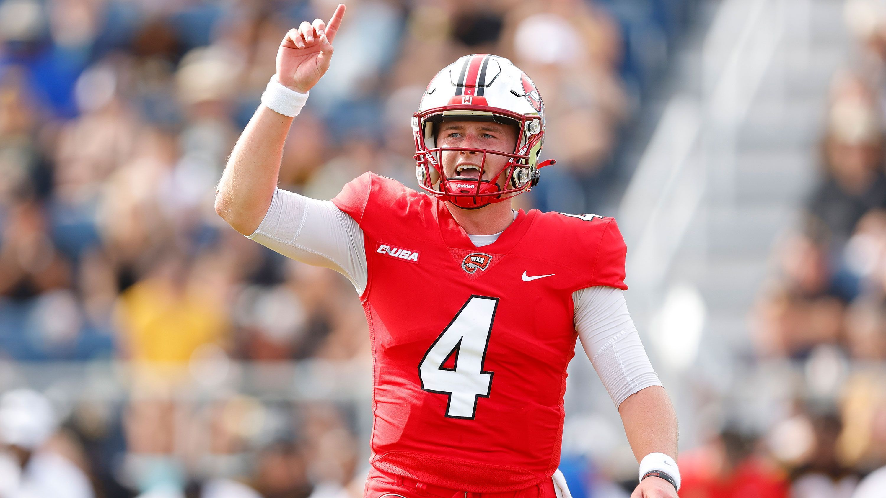 
                <strong>Bailey Zappe (Western Kentucky Hilltoppers)</strong><br>
                Mit 62 Touchdowns und 5.967 Passing Yards legte Hilltoppers-Quarterback Bailey Zappe 2021 beeindruckende Zahlen auf, ging allerdings auch in einer schwächeren Division an den Start. Zappe wird den Ball nach dem Snap enorm schnell los und behält in der Pocket den Überblick. Auch vor schweren Würfen in enge Deckungen schreckt er nicht zurück, leistet sich jedoch zu viele Ungenauigkeiten bei kurzen Bällen. Zudem ist seine Athletik durchschnittlich, ebenso seine Fähigkeiten, Spielzüge zu improvisieren. Er gilt als Kandidat für den zweiten oder dritten Tag und könnte zunächst als Backup dienen.
              