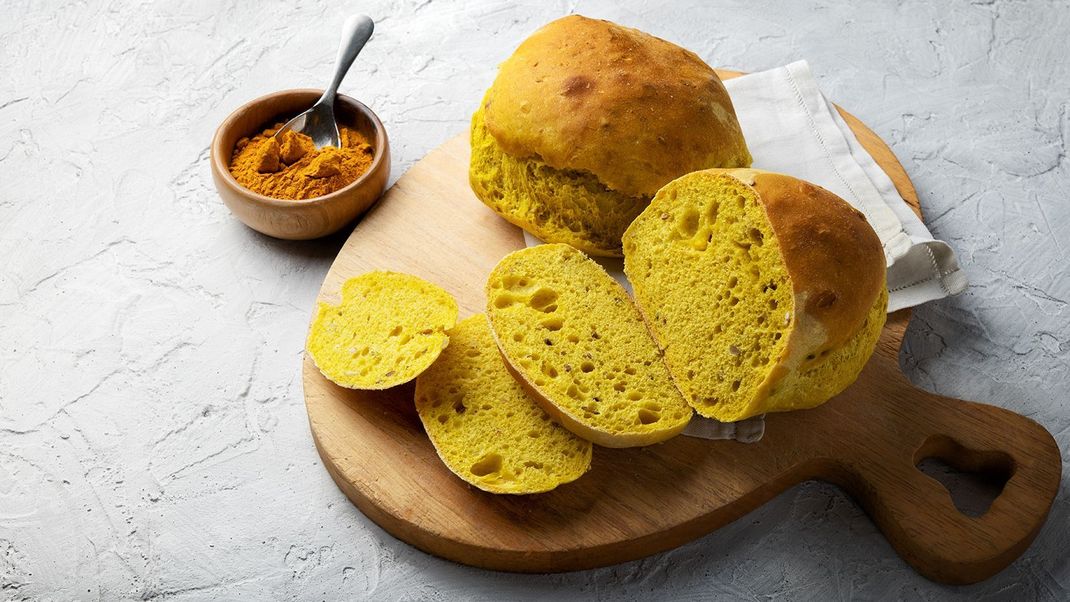 Diese würzigen Kurkuma-Brötchen sind der Hit an jedem Frühstückstisch.