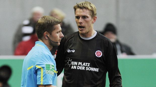 
                <strong>Marius Ebbers, April 2012</strong><br>
                Marius Ebbers, April 2012: In der Partie zwischen Union Berlin und St. Pauli läuft die 80. Spielminute, es steht 1:1, da leitet Pauli-Stürmer Ebbers eine (zu) lange Flanke mit der Hand ins Netz. Schiedsrichter Welz entscheidet auf Tor. Doch Ebbers verzichtet auf einen möglichen Siegtreffer und weißt den Unparteiischen auf seinen Fehler hin. 
              