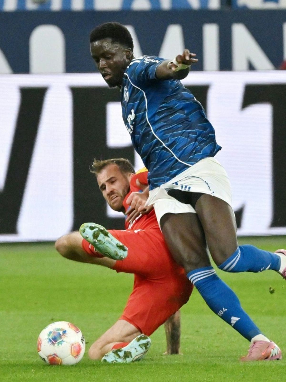 Schalkes Neuzugang Christian Gomis (r.)