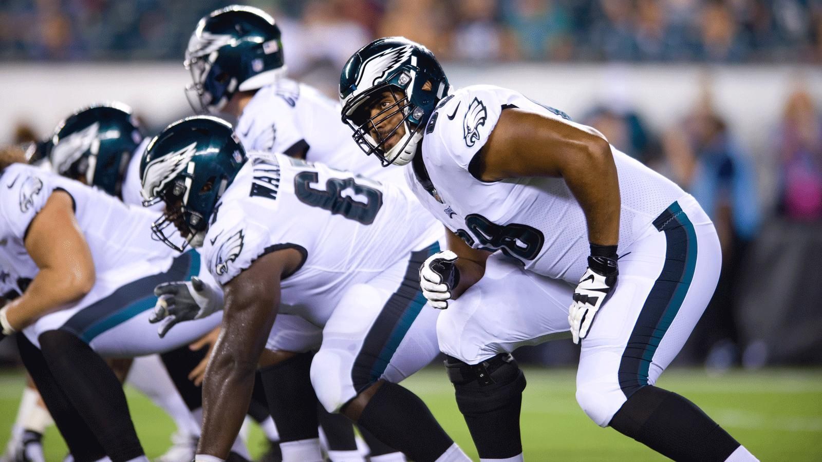 
                <strong>Offensive Line / Eagles</strong><br>
                Bei den Eagles blieb die gesamte Offensive Line aus dem Super Bowl zusammen. Zudem ist Jason Peters nach seinem überstandenen Kreuzbandriss wieder zurück. Einige Experten sehen in Peters und Lane Johnson das beste Tackle-Duo der NFL. Dazwischen steht Jason Kelce, der von der Athletik und vom Spielverständnis zu den besten Centern der NFL zählt. Ebenfalls interessant: Rugby-Rookie-Sensation Jordan Mailata (Foto, rechts) hat den Sprung in den Kader geschafft und wird als Backup dienen.Fazit: Nick Foles wird mehr Schutz haben als Matt Ryan – erster Punkt für die Ealges. Nur noch 3:1 für die Falcons.  
              