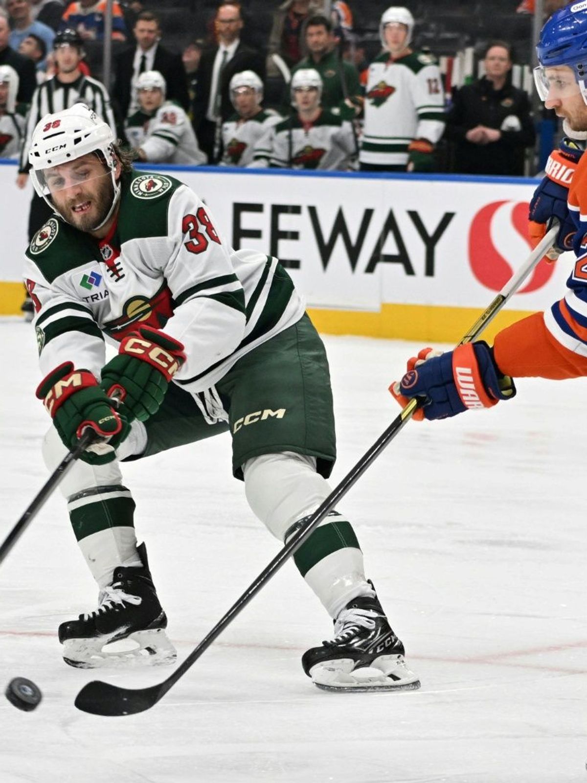 Minnesota stoppt Leon Draisaitl (r.) und die Oilers