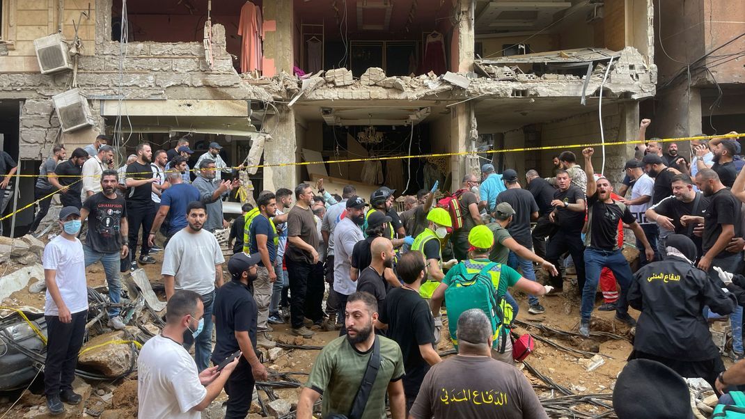 Menschen versammeln sich am Ort eines israelischen Raketeneinschlags in einem südlichen Vorort von Beirut. Israels Armee hat eigenen Angaben zufolge ein Ziel in Libanons Hauptstadt Beirut angegriffen.