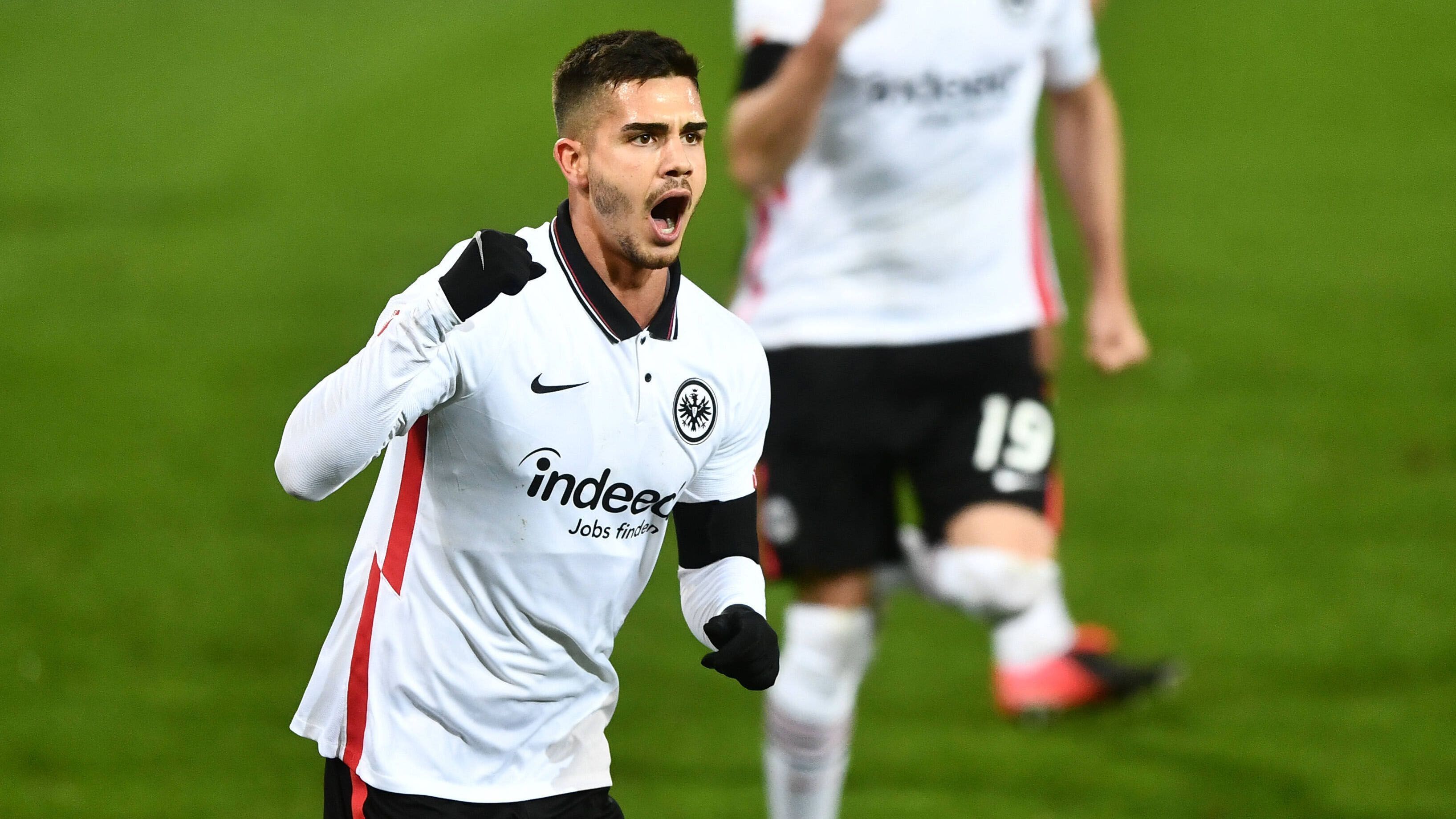 
                <strong>Stürmer: Andre Silva (Eintracht Frankfurt)</strong><br>
                Auch hier lässt sich wieder der Vergleich ziehen. Kein Müller, kein Coman, kein Gnabry, dafür aber Andre Silva. EA scheint mit der Auswahl von Bundesliga-Spielern ein wenig Abwechslung reinbringen zu wollen. Allerdings lässt sich die starke Torquote von Andre Silva nicht von der Hand weisen: Für die Eintracht erzielte er im Jahr 2020 18 Ligatore.
              