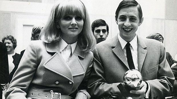 
                <strong>4. Cruyff abonniert den Ballon d'Or</strong><br>
                4. Cruyff gewinnt drei Mal den Ballon d'Or! Der große Spanier Alfredo Di Stefano und Portugals Legende Eusebio werden zwar vor ihm ausgezeichnet, doch "König Johan" gewinnt den Preis als Europas Fußballer des Jahres - damals die höchste Ehre abseits der Mannschaftstitel - als erster Profi drei Mal: 1971, 1973 und 1974. Das machen ihm später nur noch Michel Platini und Marco van Basten nach. (Anm. d. Red: Seit 2010 wird der Weltfußballer mit dem Ballon d'Or ausgezeichnet - dabei siegt Messi schon vier Mal.)
              