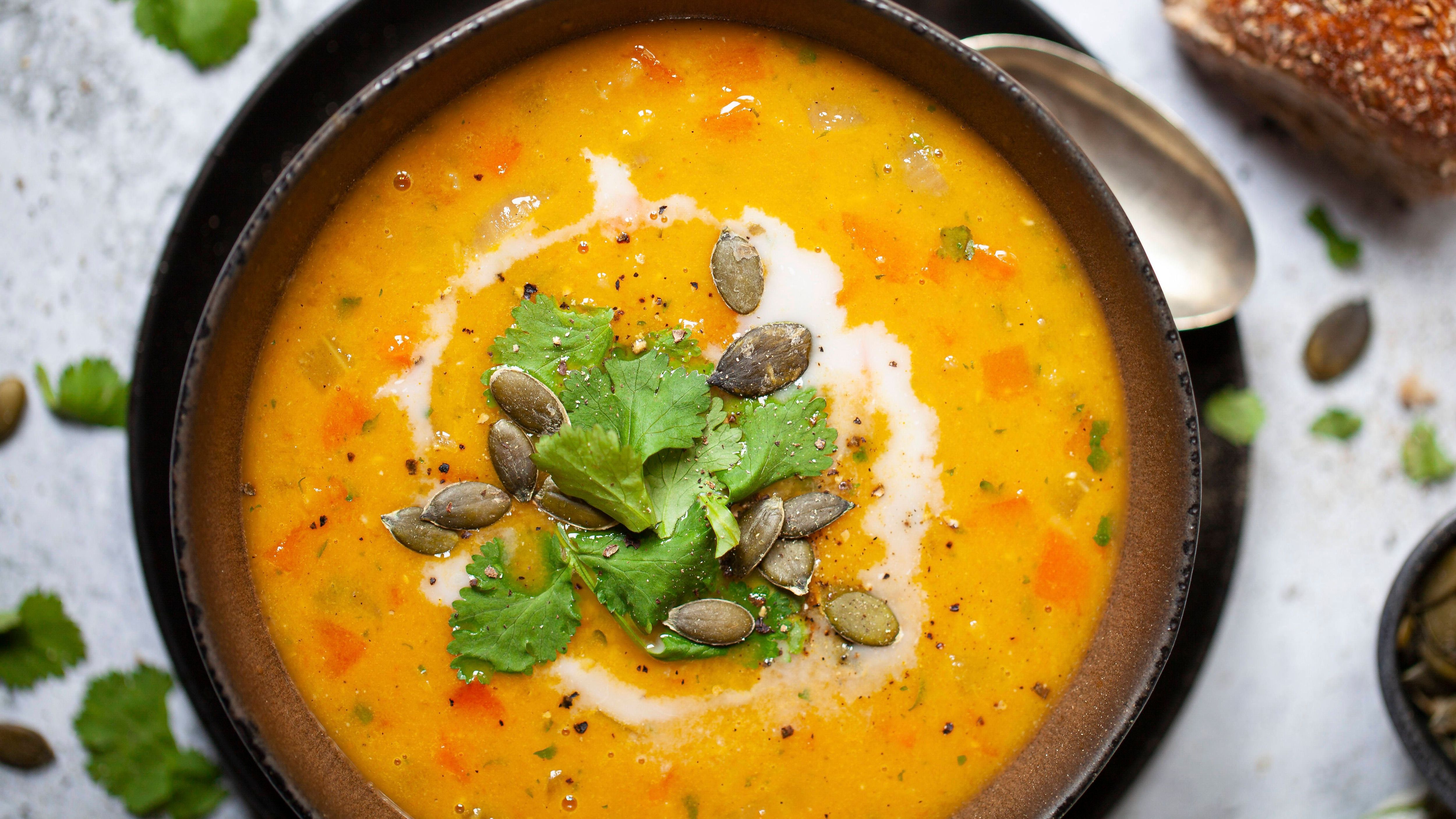 Frische Möhrensuppe mit selbst gemachtem Brot: Das cremige Herbst-Rezept