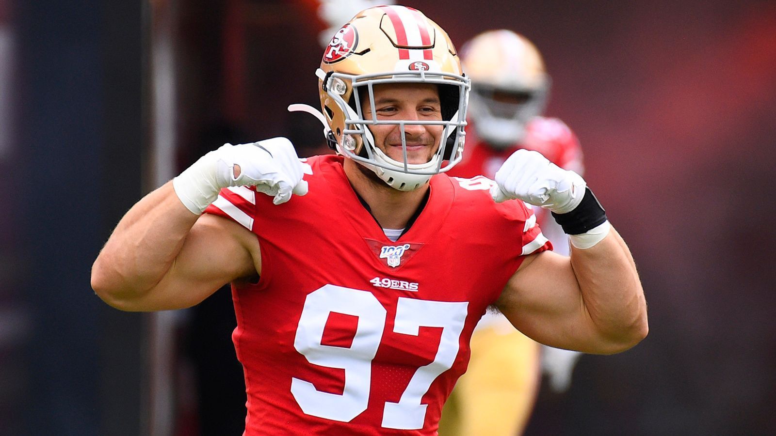 
                <strong>Defensive Rookie of the Year: Nick Bosa (San Francisco 49ers)</strong><br>
                Sein großer Bruder Joey Bosa von den Los Angeles Chargers war im Jahre 2016 Defensive Rookie of the Year. Nick Bosa hat selbige Auszeichnung verdient. Der Nummer-zwei-Pick war das fehlende Puzzleteil, das aus der Front-Seven der 49ers den vielleicht dominantesten Pass Rush der NFL macht. Der 22-jährige Defensive End steht bei sieben Sacks, fing zudem eine Interception und forcierte einen Fumble.
              