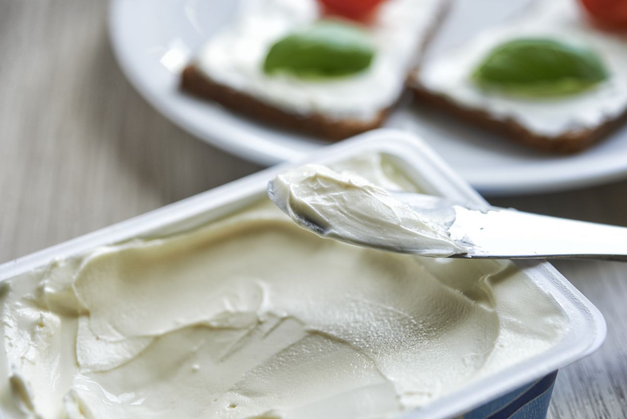 Salz auf die Oberfläche von Frischkäse streuen. Es zieht das Wasser aus Schimmelsporen und Bakterien, die dadurch schrumpfen und absterben.