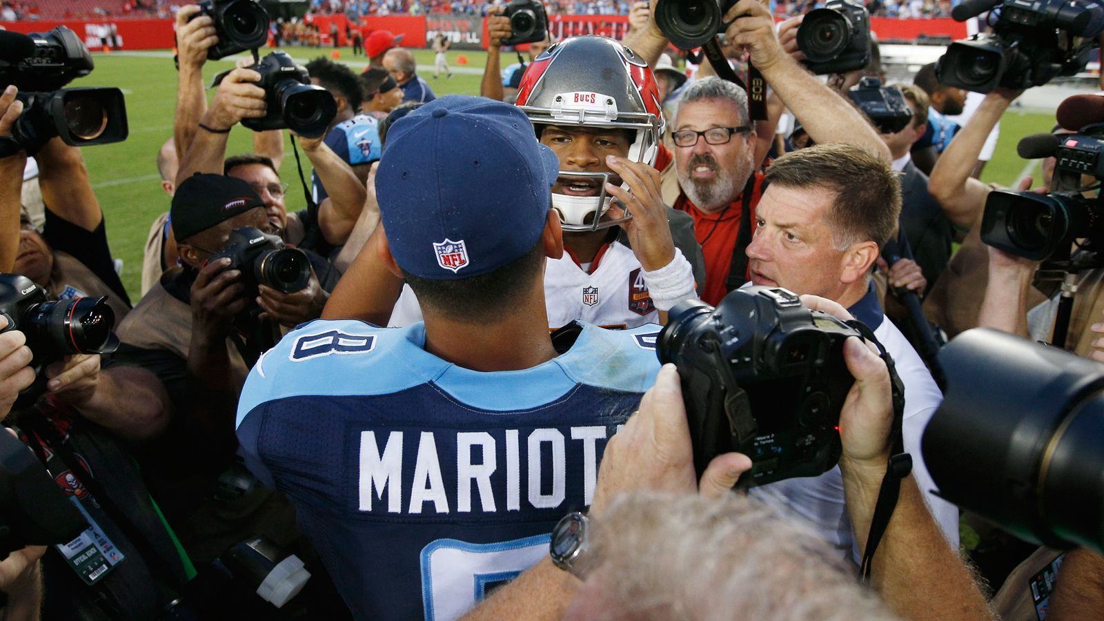 
                <strong>Rekordspiel von Mariota zum Karriereauftakt</strong><br>
                Ausgerechnet im ersten Saisonspiel 2015 trafen dann auch noch Bucs und Titans aufeinander, also Winston auf Mariota. Und was machte Mariota? Legte erstmal ein perfektes Passer-Rating mit 158,3 hin und stellte den NFL-Rekord mit vier Touchdown-Pässen bei keiner Interception bei seinem Debüt ein.
              