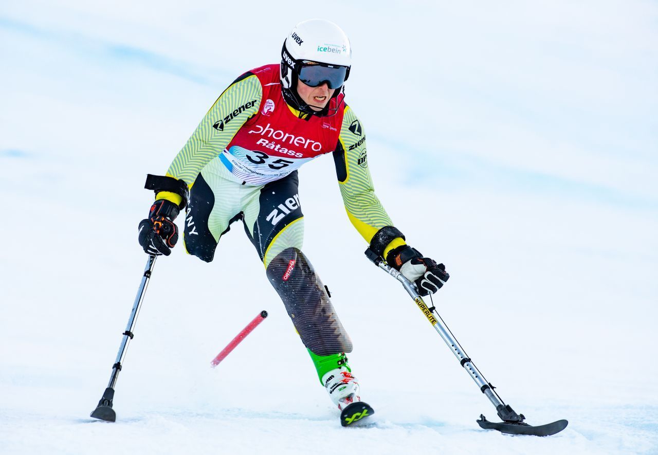 Para Ski alpin: Fünf Disziplinen stehen auf dem Programm: Abfahrt, Super G, Super-Kombination, Slalom und Riesenslalom. Je nach Grad und Klassifizierung des Handicaps gibt es zahlreiche unterschiedliche Arten, den Hang anzugehen. Sportlerinnen und Sportler mit Sehbehinderung sind beispielsweise mit einem Guide unterwegs, der oder die vorrausfährt und Kommandos gibt. Athletinnen und Athleten, die gewöhnlich im Rollstuhl sitzen