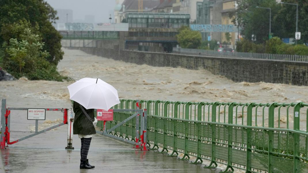 Blick auf den Hochwasser führenden Wienfluss, ein Nebenfluss der Donau. Das unwetterbedingte Hochwasser hat nun auch die Bundeshauptstadt erreicht.