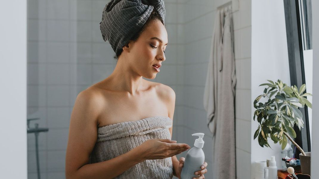 Eine feuchtigkeitsspendende Creme sollte längst Teil in deiner Hautpflege-Routine sein – überzeuge dich jetzt in unserem Beauty-Artikel, wie du mit reichlich Feuchtigkeitspflege dem Hautalterungsprozess entgegenwirkst. 