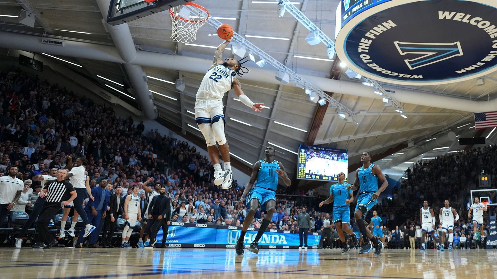 
                <strong>5. Pick: DETROIT PISTONS Cam Whitmore (Forward, Villanova, 8. Juli 2004) </strong><br>
                Stats 22/23: 12,5 Punkte, 5,3 Rebounds, Quoten: 48/34/70 (26 Spiele)Es könnte gut sein, dass die Pistons – ähnlich wie im letzten Jahr – etwas manövrieren und womöglich nach unten traden. Das Team will unter dem neuen Head Coach Monty Williams gut und respektabel werden, am besten sofort. Bleiben sie an Position 5, wäre Whitmore mit seinem enormen Potenzial der interessanteste Pick. Er ist einer der jüngsten Spieler im Draft und bringt vor allem dank seinem starken ersten Schritt gepaart mit unglaublicher Athletik große Scoring-Upside mit, auch wenn der Wurf noch konstanter werden muss. Das gilt auch für seine Wurfauswahl und seinen defensiven Fokus, aber die Anlagen sind so reizvoll, dass Whitmore trotzdem nicht viel tiefer fallen sollte.
              