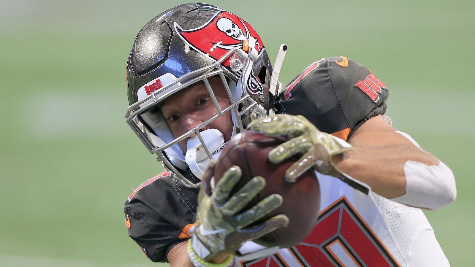 
                <strong>Wide Receiver Scott Miller</strong><br>
                Scott Miller wurde im vergangenen Jahr in der 6. Runde von den Buccaneers ausgewählt. Seine große Stärke: Schnelligkeit. Vergangene Saison absolvierte er zehn Spiele, zwei davon in der Start-Formation. Insgesamt 200 Receiving-Yards erscheinen auf den ersten Blick nicht allzu eindrucksvoll, in den ersten 7 Partien dieser Saison zeigt Miller jedoch, was er kann. 22 mal fand Brady Miller, dabei erzielte die Nummer 10 der Bucs 365 Yards Raumgewinn und 2 Touchdowns. 
              